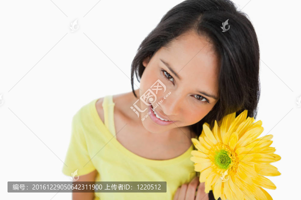 一個拉丁裔婦女抱著一個太陽高角度