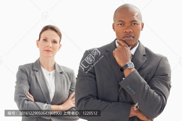認真看相機的生意人