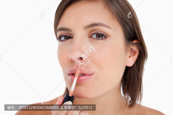 年輕女子涂唇彩包括刷子