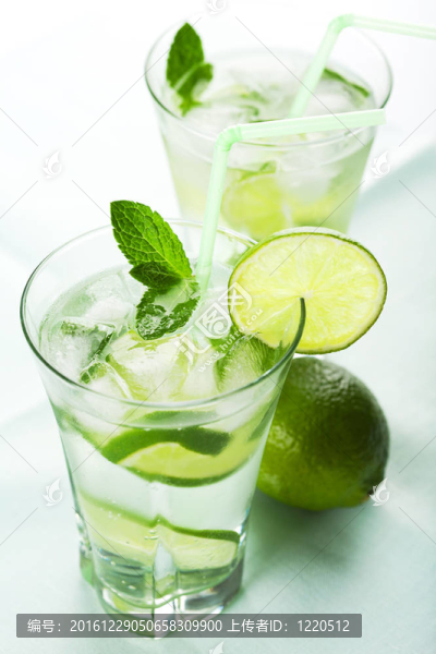 兩杯新鮮薄荷
