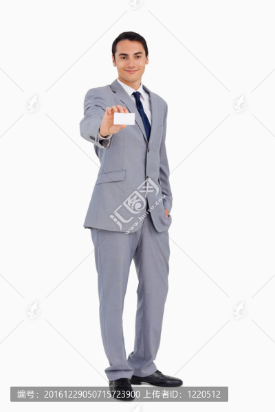 好看的男人在展示他的名片