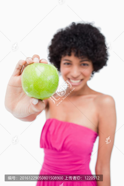 美麗的青蘋(píng)果由一個(gè)年輕女子