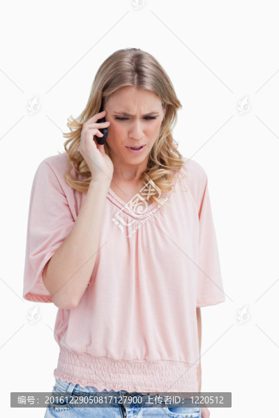 一個(gè)生氣的女人在用手機(jī)說話