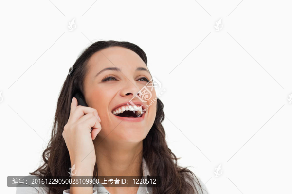 黑發(fā)笑打電話時(shí)