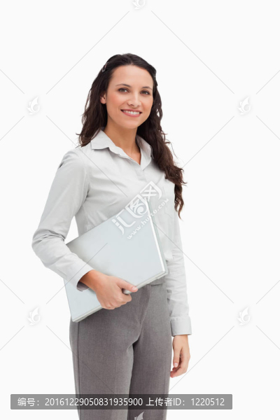 黑發(fā)女人站著，拿著筆記本
