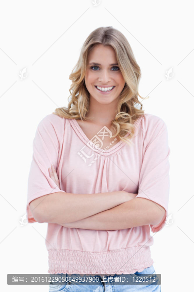 一位面帶微笑的婦女站在懷里