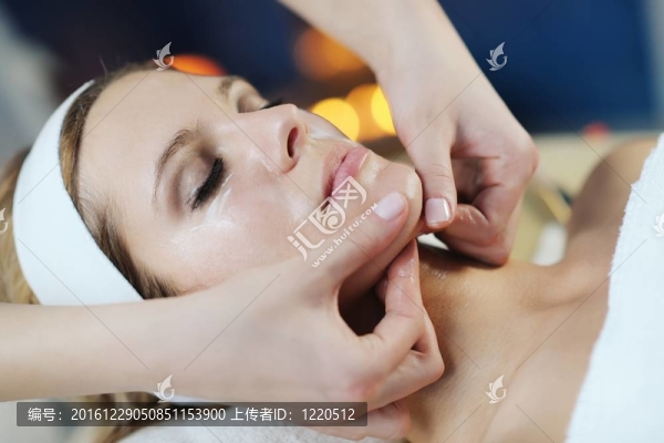 美麗的年輕女子