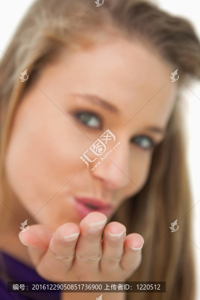 送吻的年輕女子