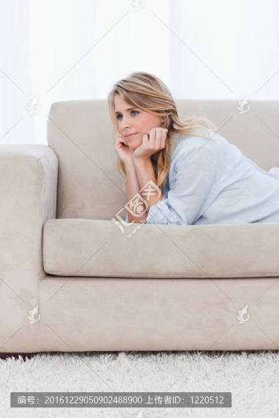 一個(gè)女人把頭靠在手上思考