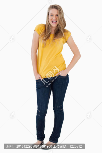 微笑的年輕女子雙手插在口袋里