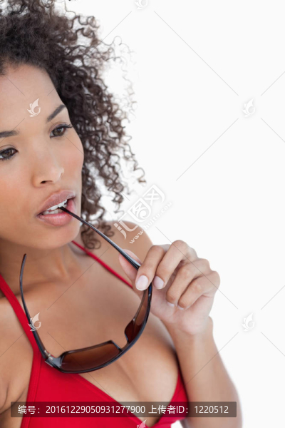 漂亮的女人一邊看著一邊放墨鏡