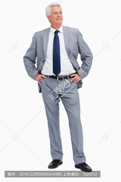 男人穿著西裝，雙手放在臀部