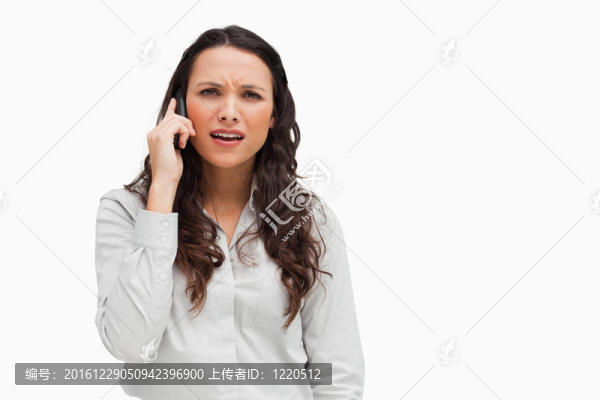 靠近一個黑色的鬼臉而打電話