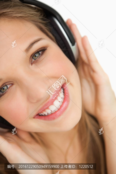 美女聆聽(tīng)音樂(lè)的特寫