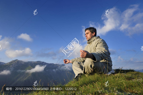 在山上的新鮮日出
