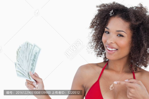 微笑的女人指著扇子