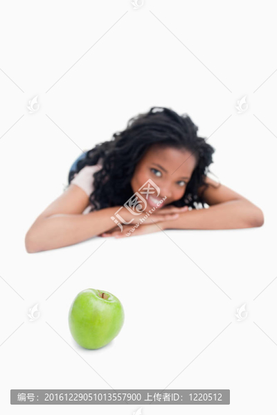 一個綠蘋果和一個年輕女孩在后臺