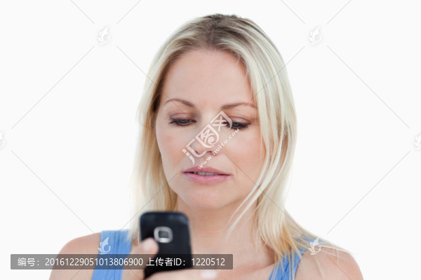 嚴(yán)肅的金發(fā)女人拿著手機(jī)