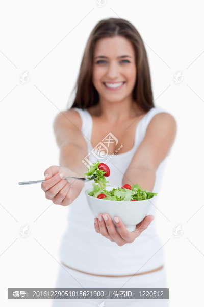 美味沙拉被一個年輕女人吃