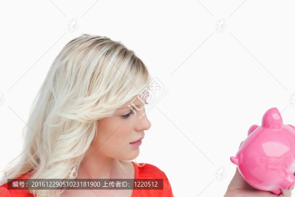 女人認真地看著她的存錢罐