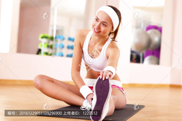 年輕女子在健身房做運(yùn)動(dòng)