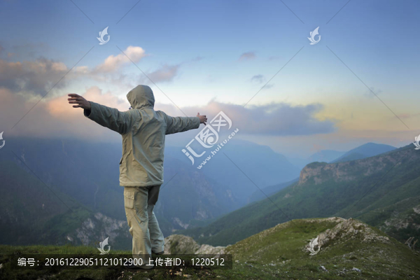 在山上的新鮮日出