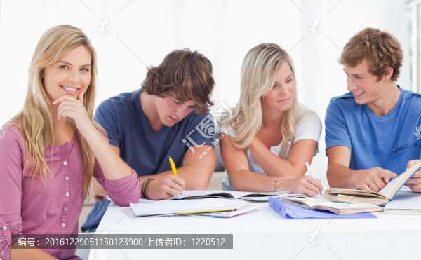 一個研究小組努力工作，一個女孩微笑著看著C
