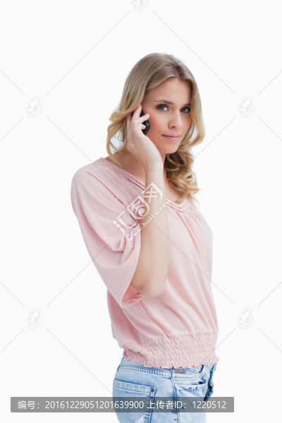 用手機(jī)說話的女人正在看攝像機(jī)