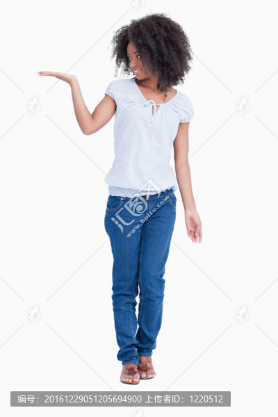 年輕女子看著她的手掌心向上