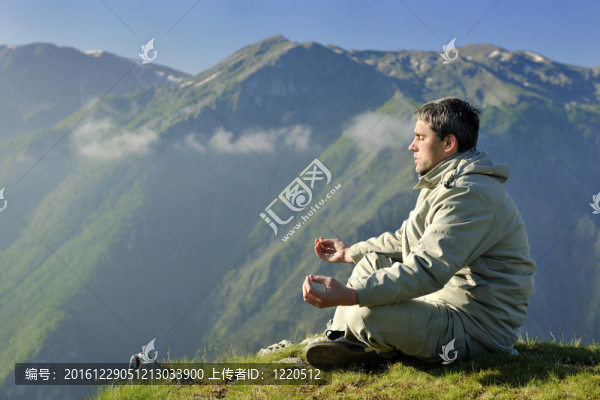 在山上的新鮮日出