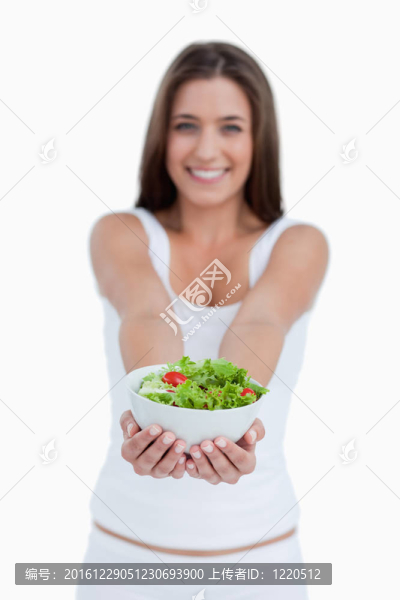 一碗由年輕女子舉行的沙拉