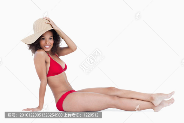 微笑在海灘坐著的女人