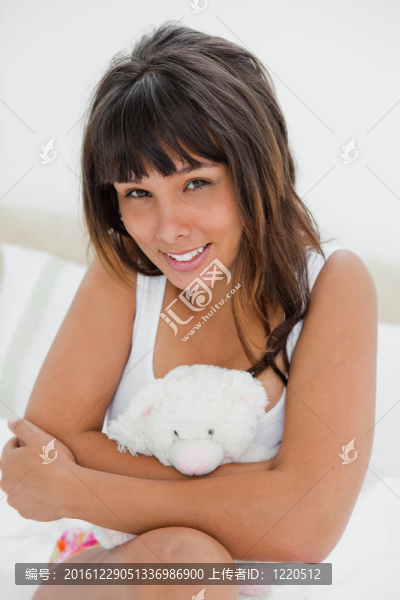 抱著小泰迪熊的年輕女人