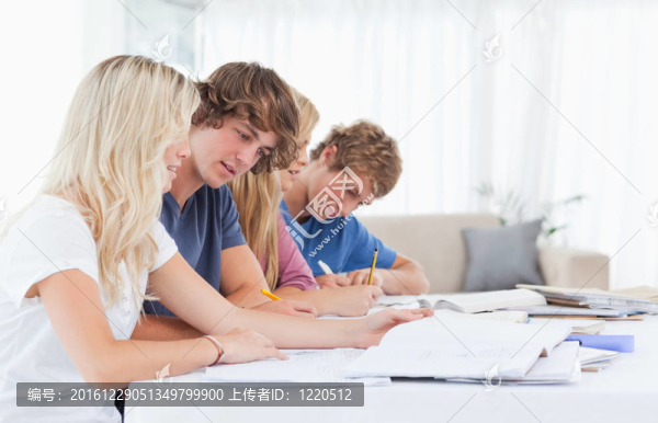 學生一起在桌上學習