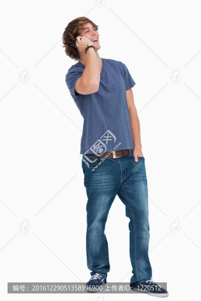 男學生笑著叫