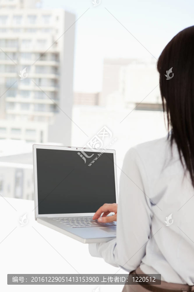 女人用相機背著她的筆記本