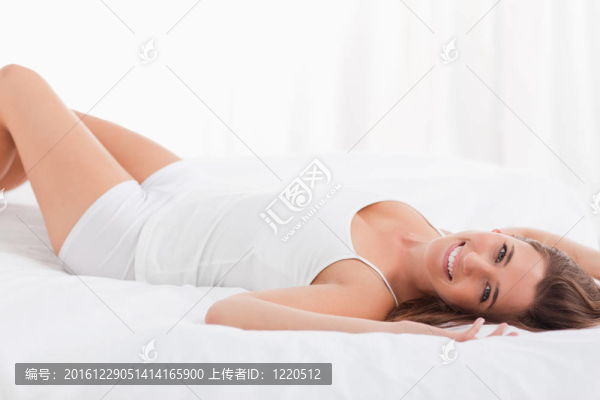 女人躺在床上微笑著躺在床上