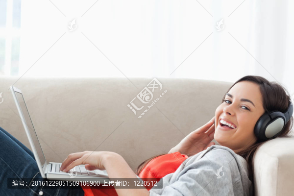 笑女迎在沙發(fā)上看著相機(jī)