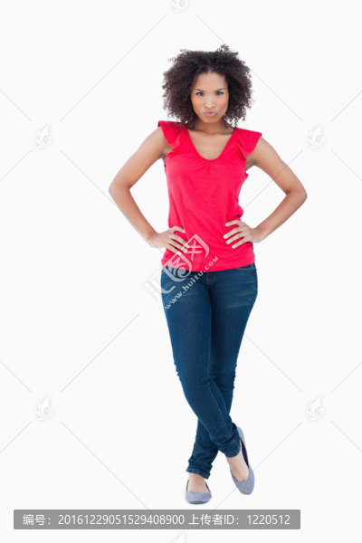 嚴(yán)肅的年輕女人把手放在臀部