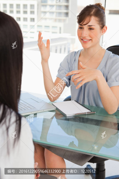 黑發(fā)女商人和她的同事來往