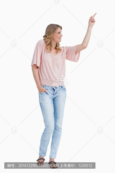 微笑的女人指著她的手指