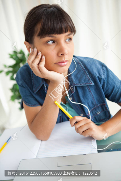 女學(xué)生積極做功課