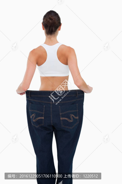 一個(gè)失去了很多體重的女人的后視圖