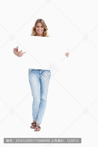 女人微笑著指著一個招牌