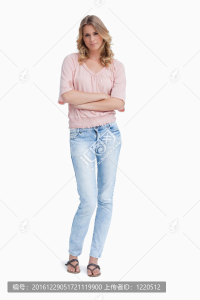 一個(gè)嚴(yán)肅的女人雙臂交叉站立