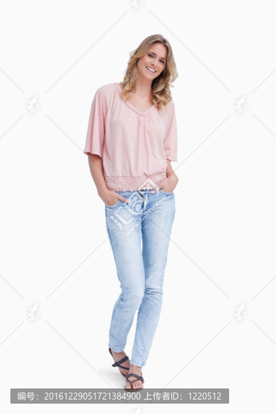 一個面帶微笑的女人站在她的口袋里