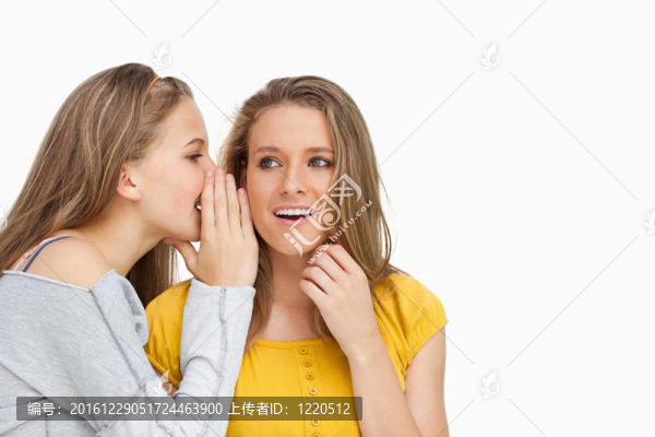 金發(fā)學生向她美麗的朋友耳語