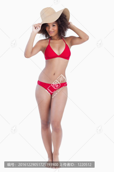 在年輕的黑發(fā)女人泳裝直立
