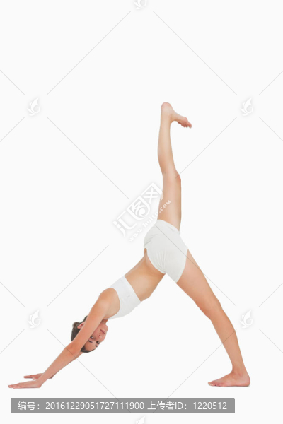 女人一邊看相機一邊做瑜伽
