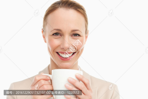 一個穿著馬克杯的女人的肖像